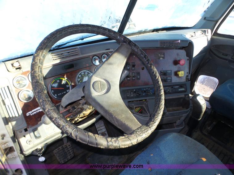 image for item J8799 2000 Freightliner Century Class semi truck