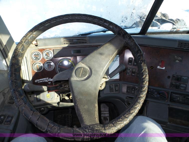 image for item J8799 2000 Freightliner Century Class semi truck