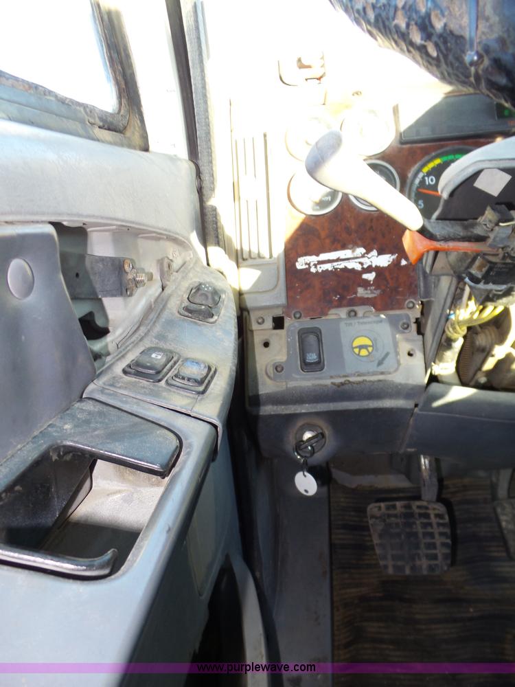 image for item J8799 2000 Freightliner Century Class semi truck