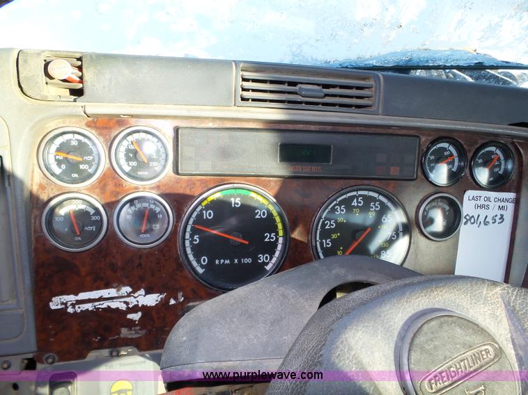 image for item J8799 2000 Freightliner Century Class semi truck