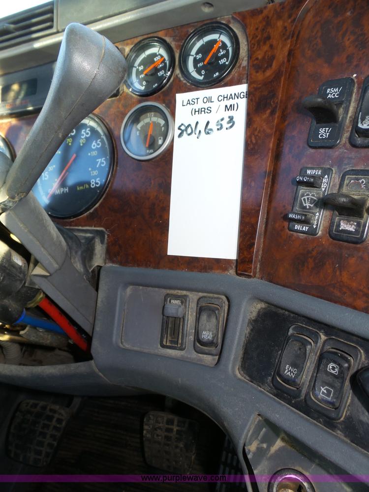 image for item J8799 2000 Freightliner Century Class semi truck