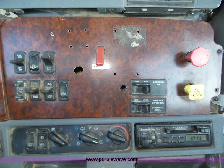 image for item J8799 2000 Freightliner Century Class semi truck