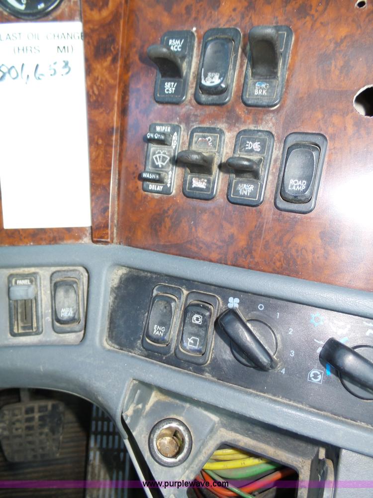 image for item J8799 2000 Freightliner Century Class semi truck