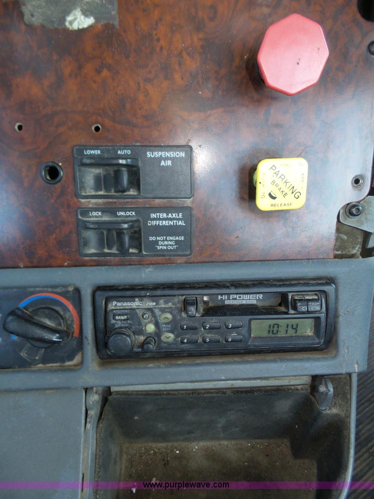 image for item J8799 2000 Freightliner Century Class semi truck