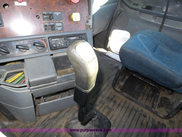 image for item J8799 2000 Freightliner Century Class semi truck