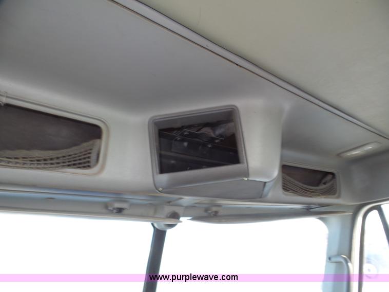 image for item J8799 2000 Freightliner Century Class semi truck