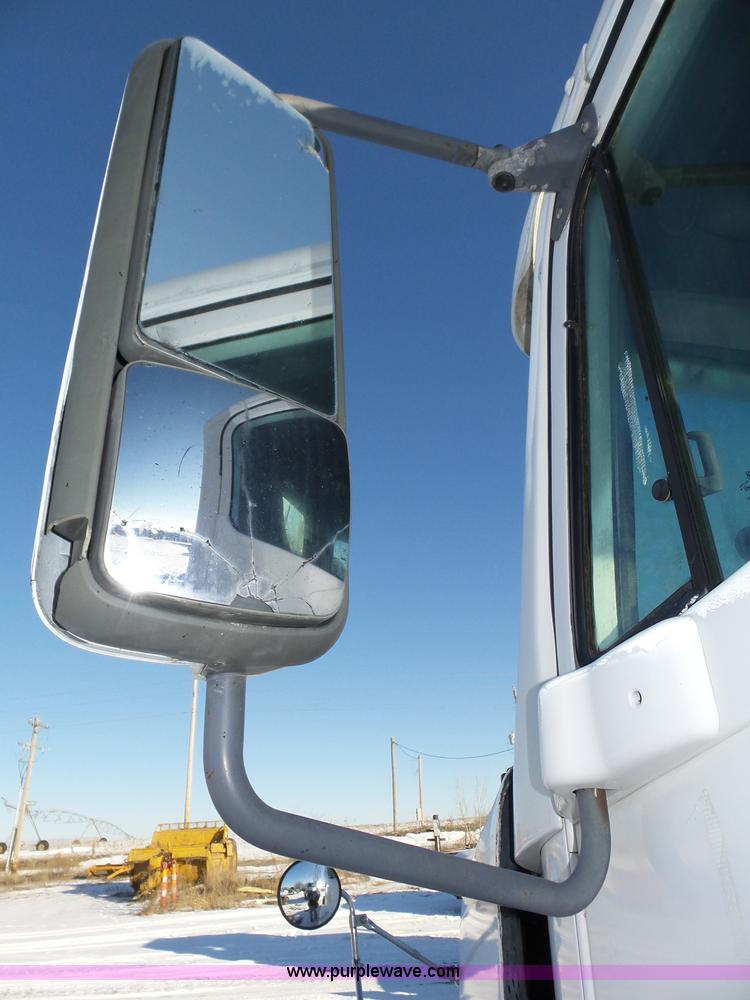 image for item J8799 2000 Freightliner Century Class semi truck