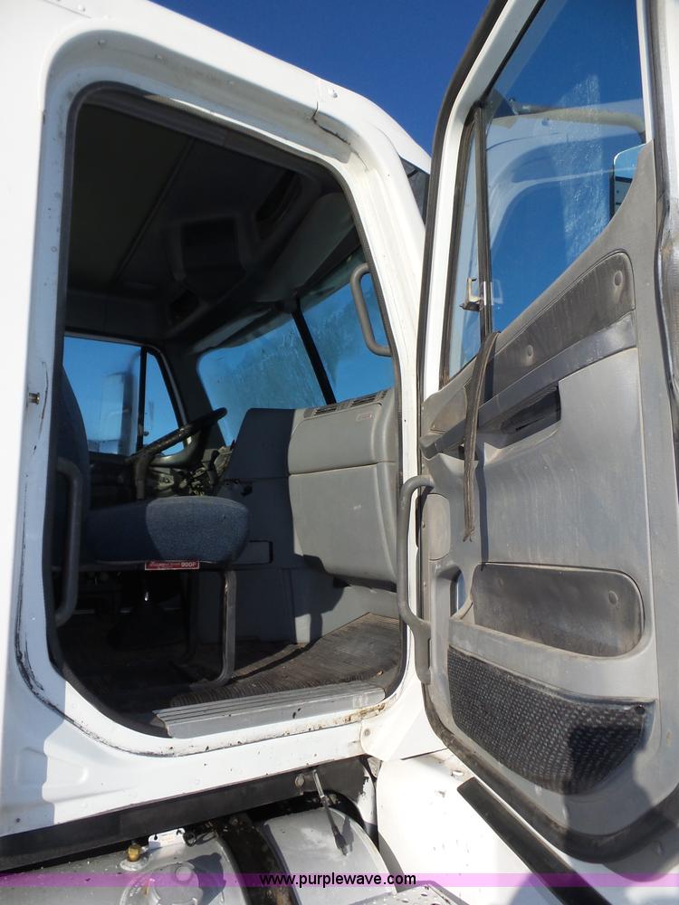 image for item J8799 2000 Freightliner Century Class semi truck