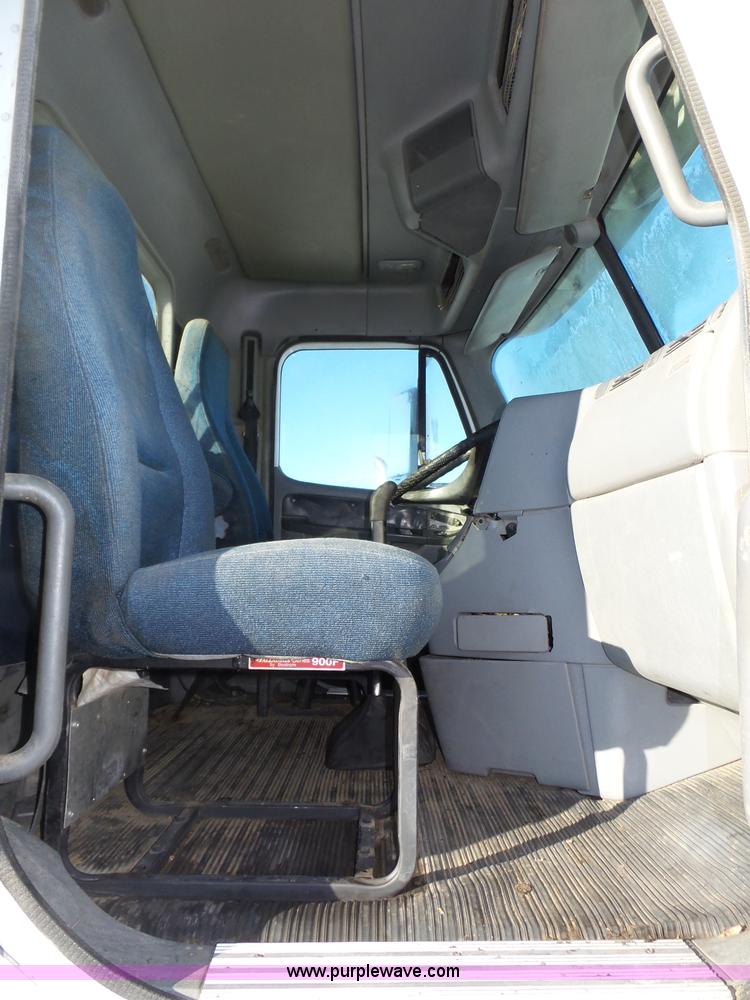 image for item J8799 2000 Freightliner Century Class semi truck