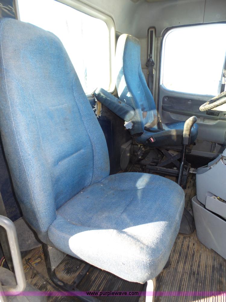 image for item J8799 2000 Freightliner Century Class semi truck