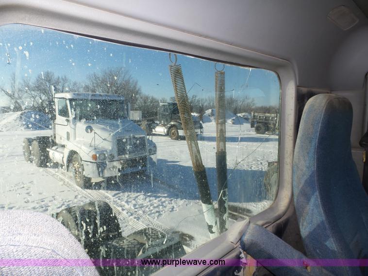 image for item J8799 2000 Freightliner Century Class semi truck