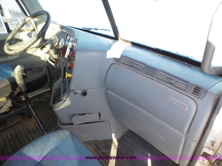 image for item J8799 2000 Freightliner Century Class semi truck