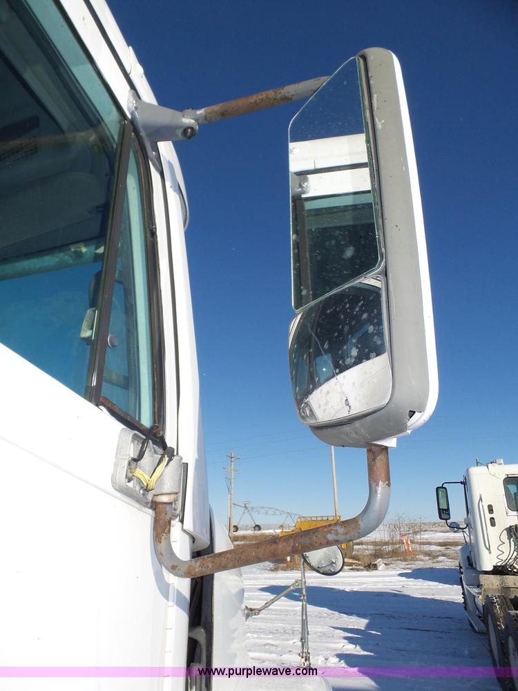 image for item J8799 2000 Freightliner Century Class semi truck