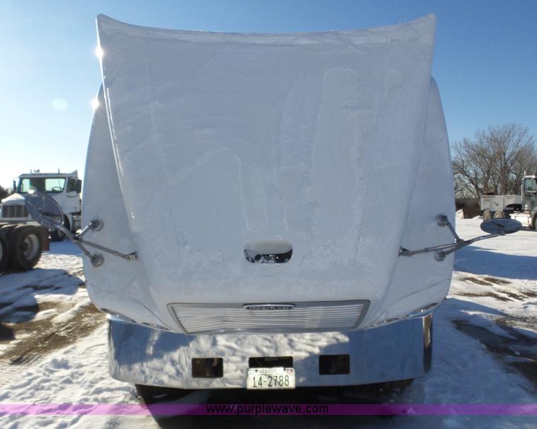 image for item J8799 2000 Freightliner Century Class semi truck