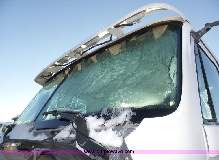 image for item J8799 2000 Freightliner Century Class semi truck