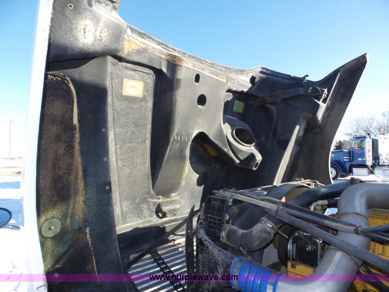 image for item J8799 2000 Freightliner Century Class semi truck