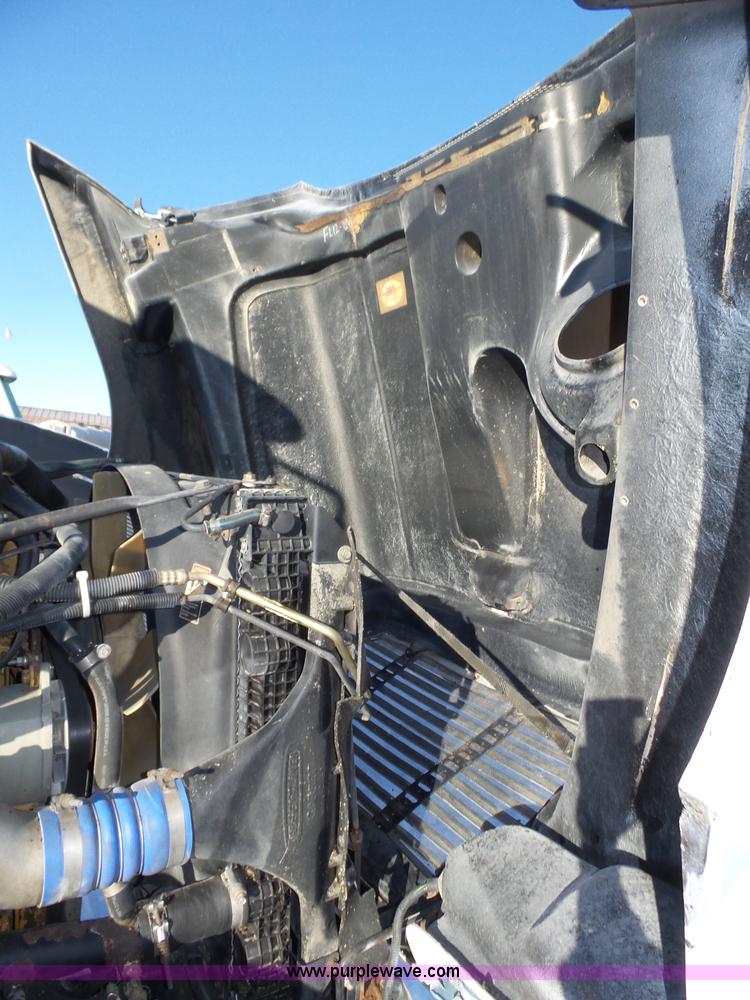 image for item J8799 2000 Freightliner Century Class semi truck