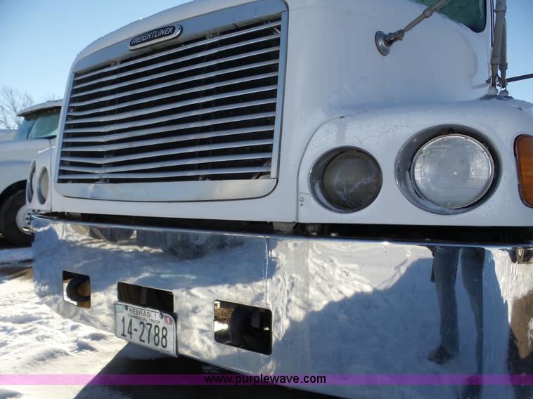image for item J8799 2000 Freightliner Century Class semi truck