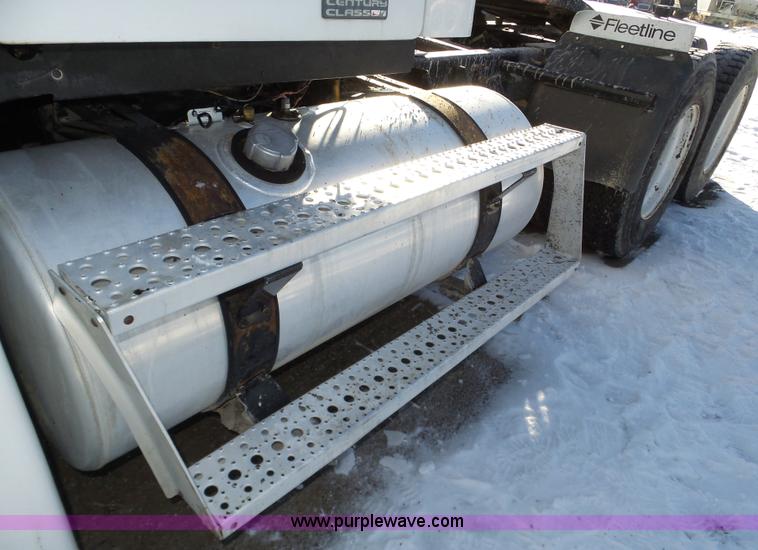 image for item J8799 2000 Freightliner Century Class semi truck