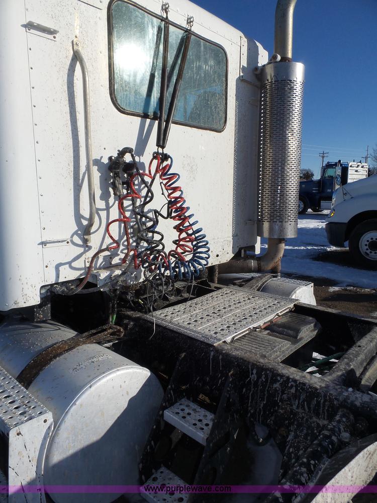 image for item J8799 2000 Freightliner Century Class semi truck