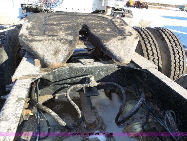 image for item J8799 2000 Freightliner Century Class semi truck