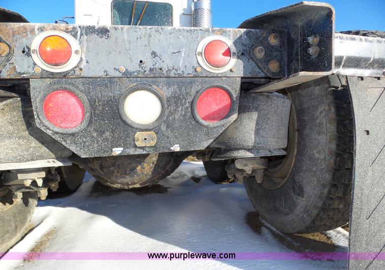 image for item J8799 2000 Freightliner Century Class semi truck