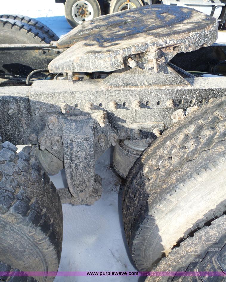 image for item J8799 2000 Freightliner Century Class semi truck