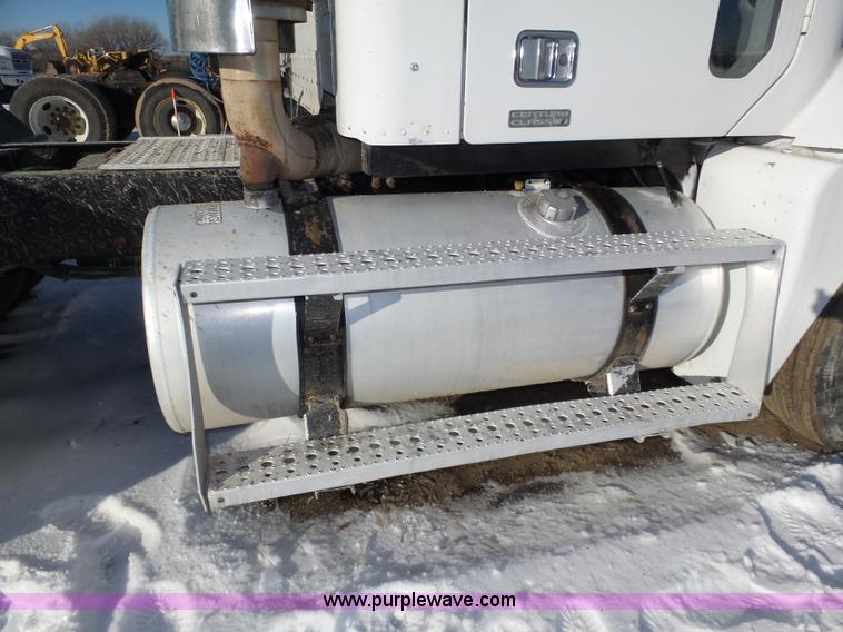 image for item J8799 2000 Freightliner Century Class semi truck