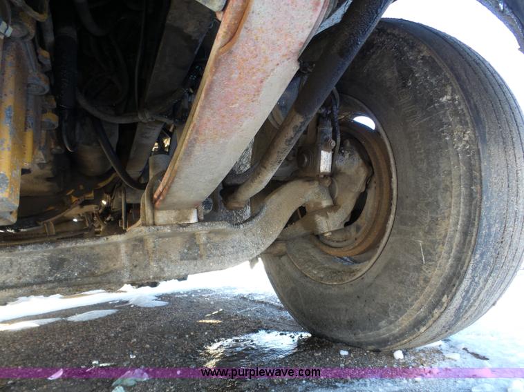 image for item J8799 2000 Freightliner Century Class semi truck