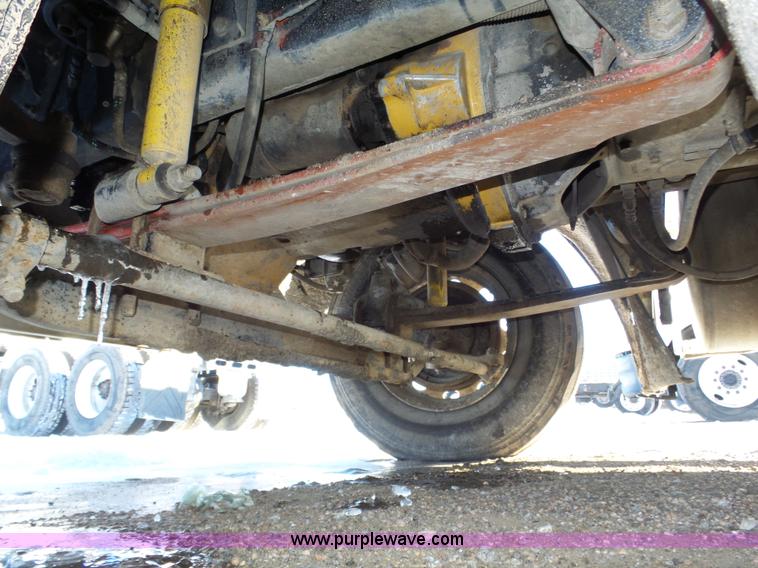 image for item J8799 2000 Freightliner Century Class semi truck