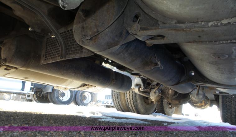 image for item J8799 2000 Freightliner Century Class semi truck