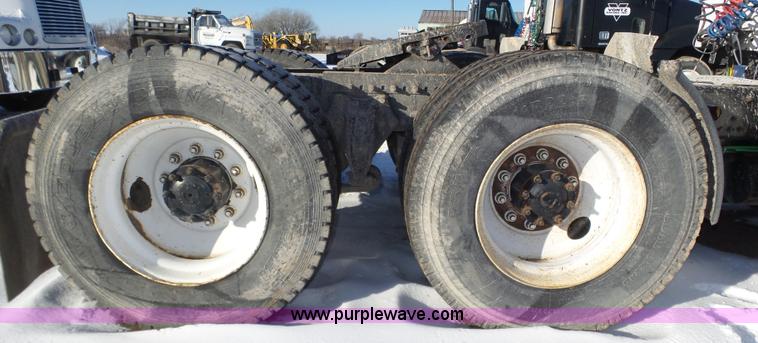 image for item J8799 2000 Freightliner Century Class semi truck