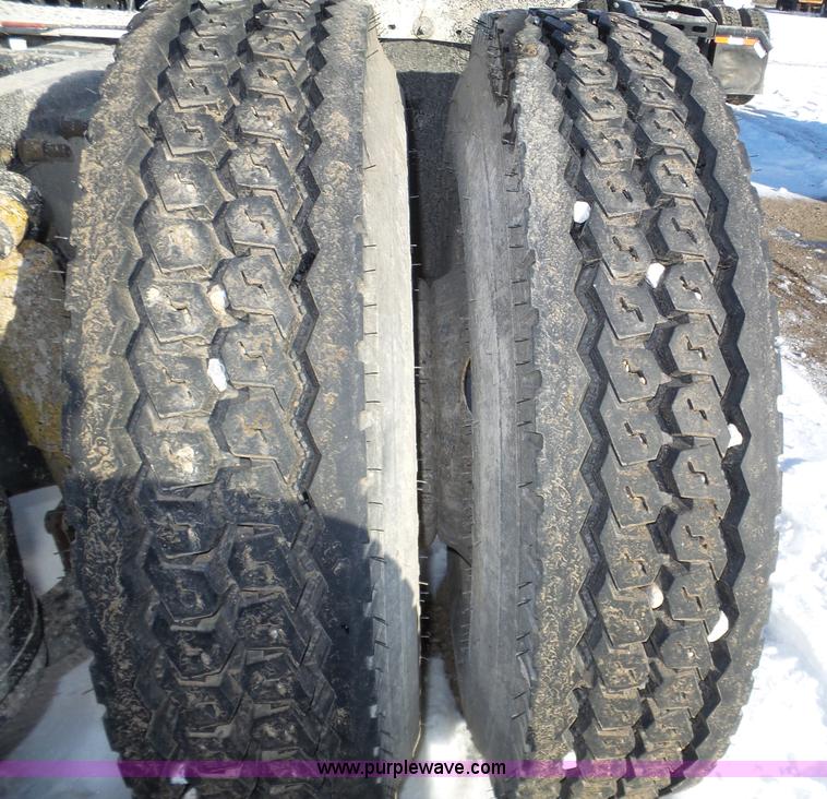 image for item J8799 2000 Freightliner Century Class semi truck