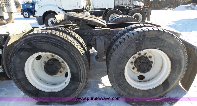 image for item J8799 2000 Freightliner Century Class semi truck