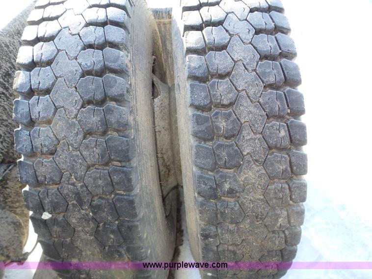 image for item J8799 2000 Freightliner Century Class semi truck