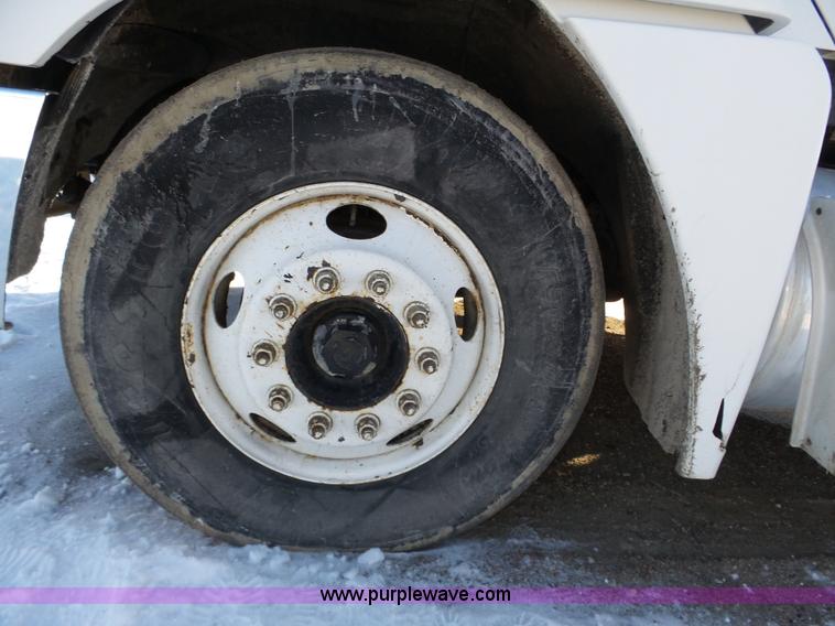 image for item J8799 2000 Freightliner Century Class semi truck