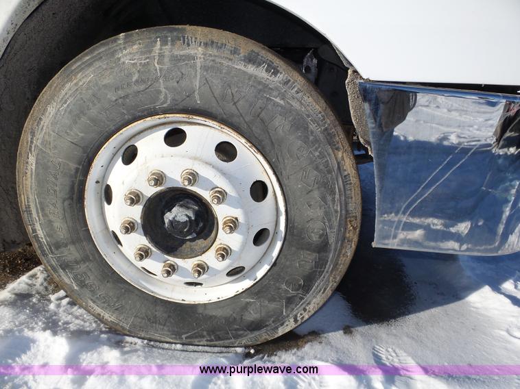 image for item J8799 2000 Freightliner Century Class semi truck