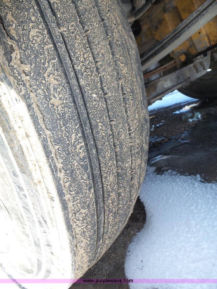 image for item J8799 2000 Freightliner Century Class semi truck