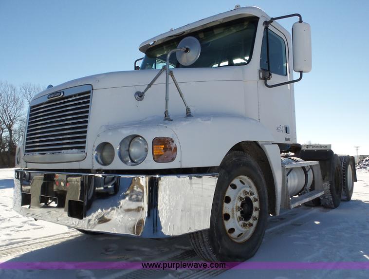 image for item J8800 2000 Freightliner Century Class semi truck