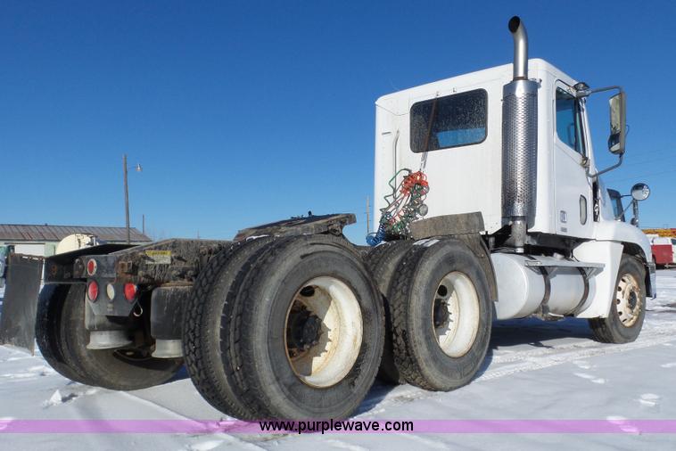 image for item J8800 2000 Freightliner Century Class semi truck