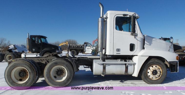 image for item J8800 2000 Freightliner Century Class semi truck