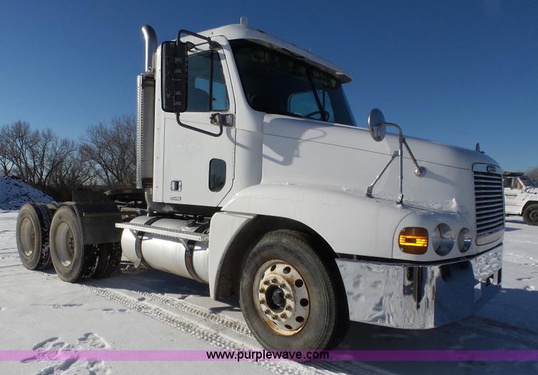 image for item J8800 2000 Freightliner Century Class semi truck