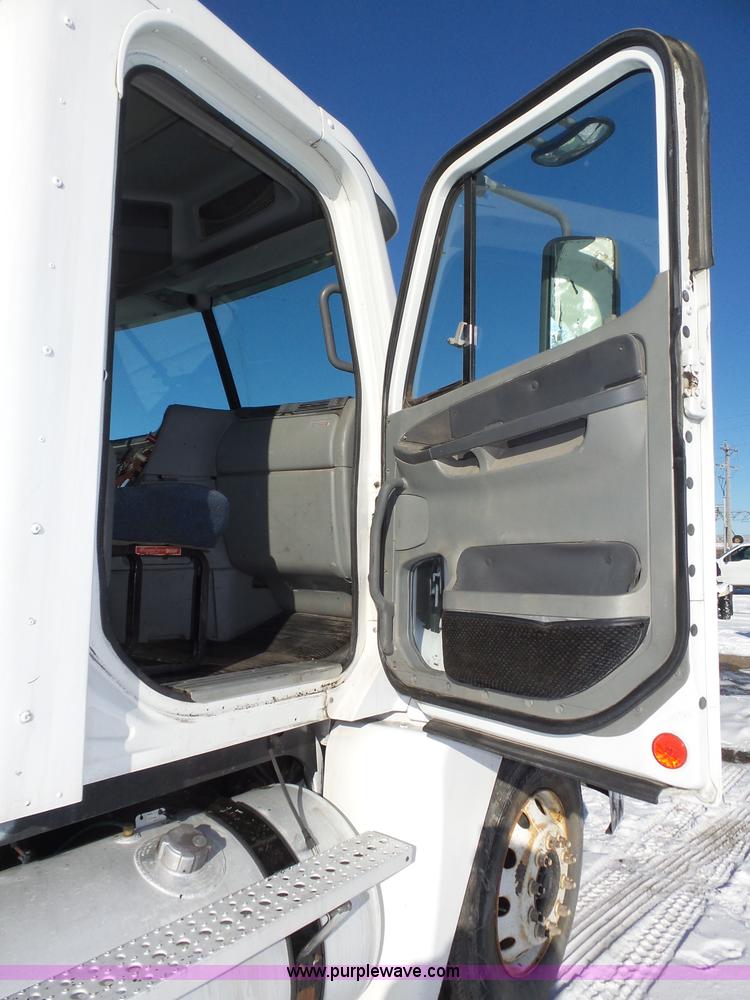 image for item J8800 2000 Freightliner Century Class semi truck