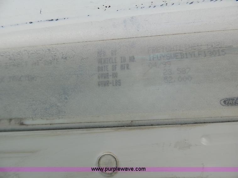 image for item J8800 2000 Freightliner Century Class semi truck