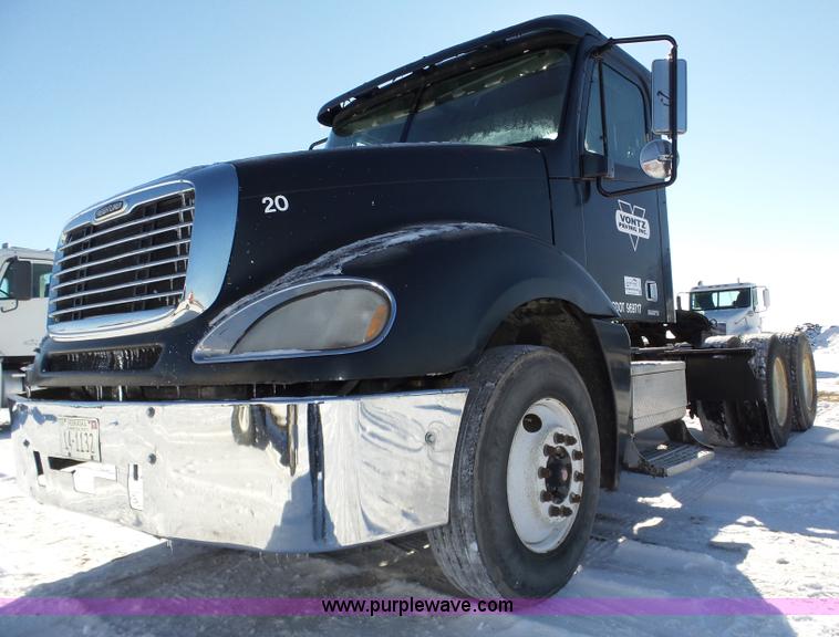 image for item J8801 2001 Freightliner Columbia semi truck