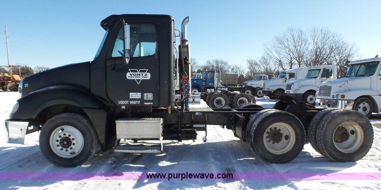 image for item J8801 2001 Freightliner Columbia semi truck