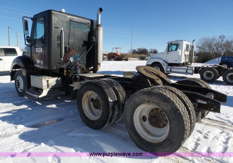 image for item J8801 2001 Freightliner Columbia semi truck