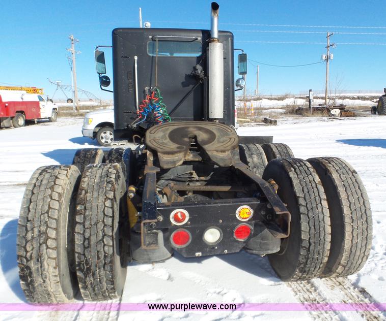 image for item J8801 2001 Freightliner Columbia semi truck