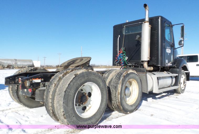 image for item J8801 2001 Freightliner Columbia semi truck