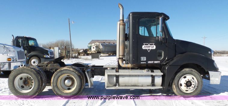 image for item J8801 2001 Freightliner Columbia semi truck